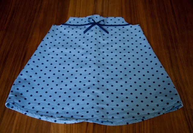 Kinderkleid mit Schleife verzieren Kinderkleid mit Schleife verzieren