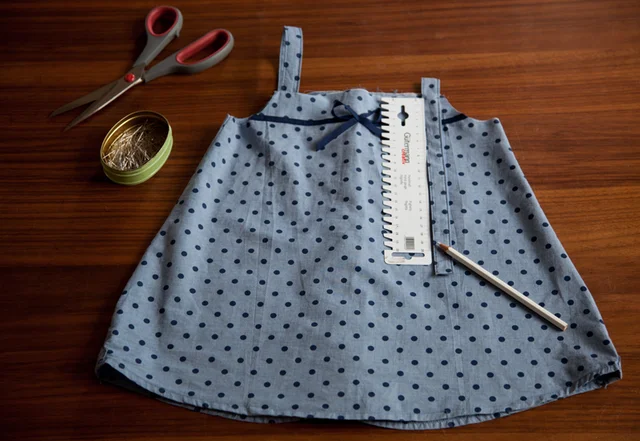 Kinderkleid mit Schleife verzieren Kinderkleid mit Schleife verzieren