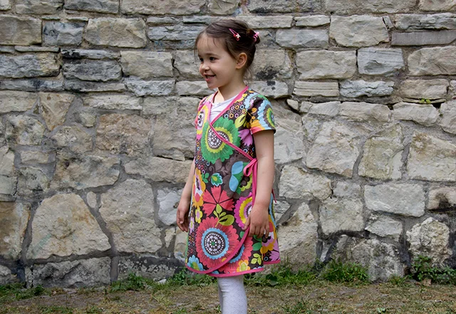 Schnittmuster Wickelkleid Blumenstoff Schnittmuster Wickelkleid Blumenstoff