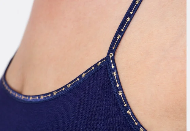 Schnittmuster Spaghetti Träger Top blau Detail nähen Schnittmuster Spaghetti Träger Top blau Detail nähen