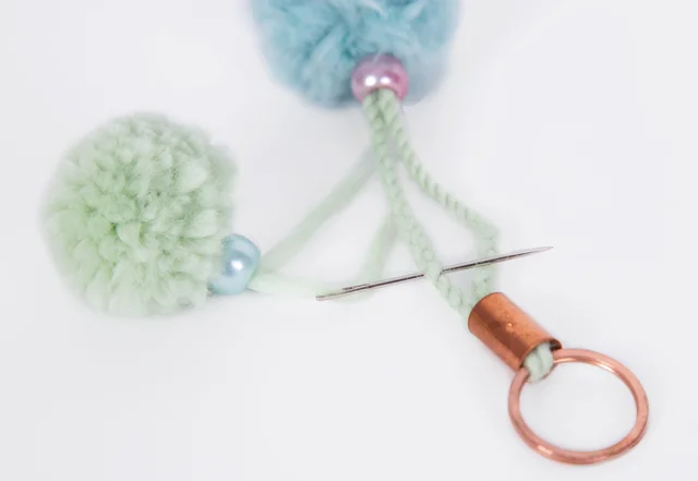 Pompoms selber machen Schlüsselanhänger Pompoms selber machen Schlüsselanhänger