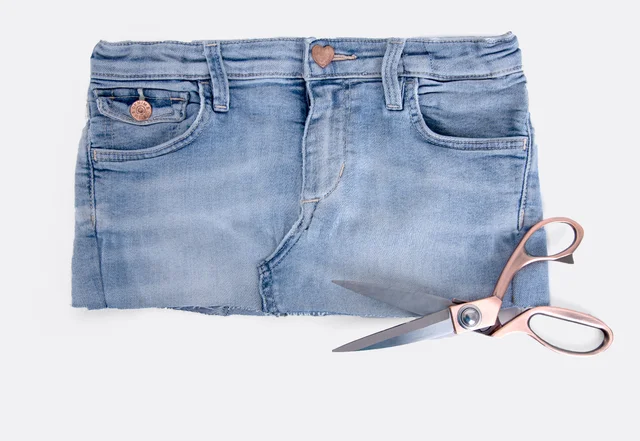 Jeans-Upcycling Utensilo Beine abschneiden Jeans-Upcycling Utensilo Beine abschneiden