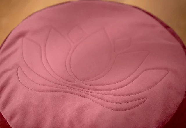 Anleitung Yogakissen Lotusblüte Samtstoff rosa Anleitung Yogakissen Lotusblüte Samtstoff rosa