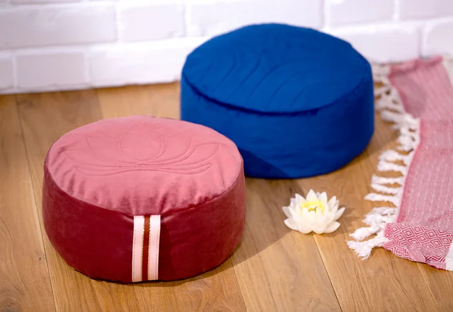 Yogakissen aus Samtstoff selbernähen - Anleitung mit Schnittmuster Yogakissen aus Samtstoff selbernähen - Anleitung mit Schnittmuster