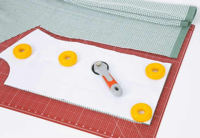 Strickstoff für Pollover mit Rollschneider zuschneiden Strickstoff für Pollover mit Rollschneider zuschneiden