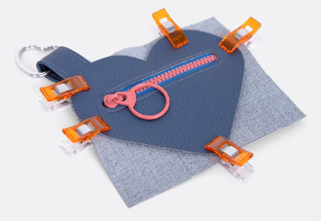 Geschenk selbernähen - Herztäschchen aus Kunstleder Geschenk selbernähen - Herztäschchen aus Kunstleder