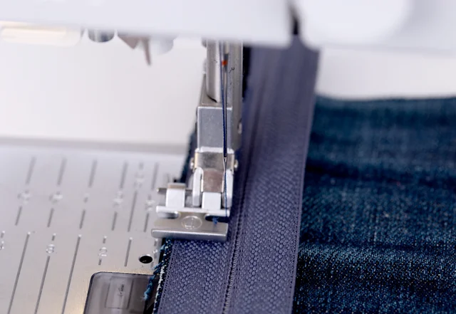 Patchwork Sitzkissen - Reißverschluss mit Kantennähfuß einnähen Patchwork Sitzkissen - Reißverschluss mit Kantennähfuß einnähen