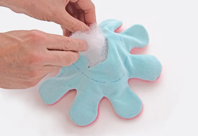 Wende-Oktopus: Kuscheltier mit Watte füllen Wende-Oktopus: Kuscheltier mit Watte füllen
