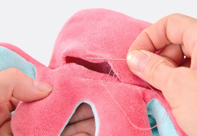 Kuscheltier nähen: Wendeöffnung mit Hexenstich schließen Kuscheltier nähen: Wendeöffnung mit Hexenstich schließen