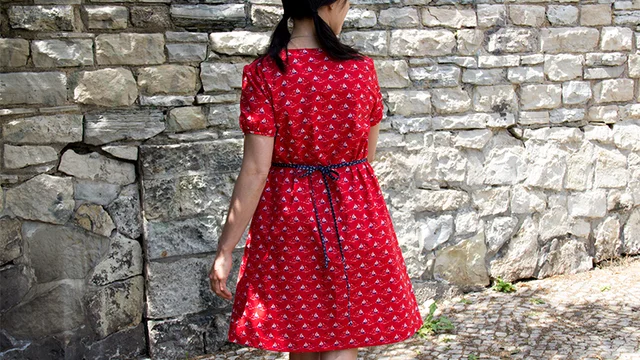 Kleid mit Band am Rückenteil Kleid mit Band am Rückenteil
