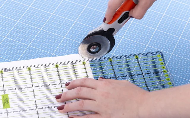 Papier mit dem Rollschneider schneiden