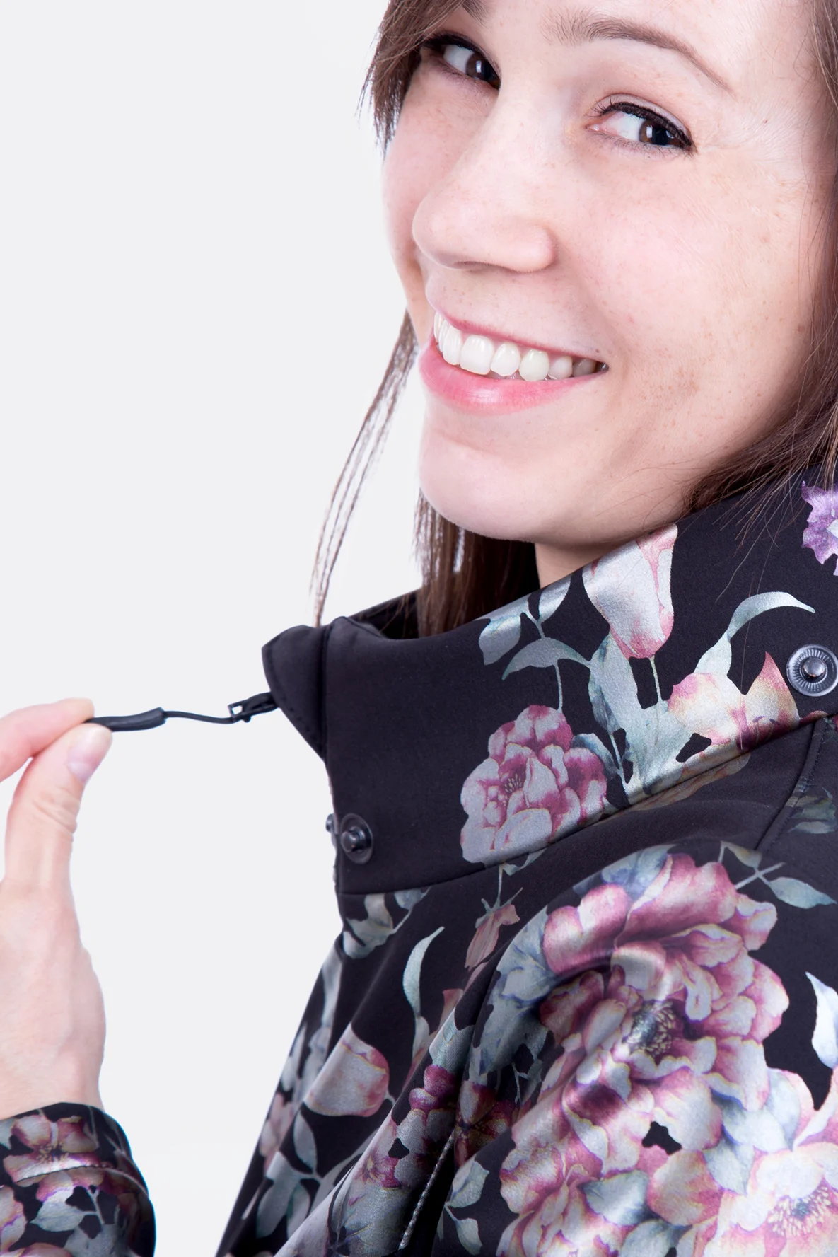 schnittmuster_damen_softshell_mantel_anleitung_blumen_schwarz_ausschnitt_reissverschluss Thumbnail