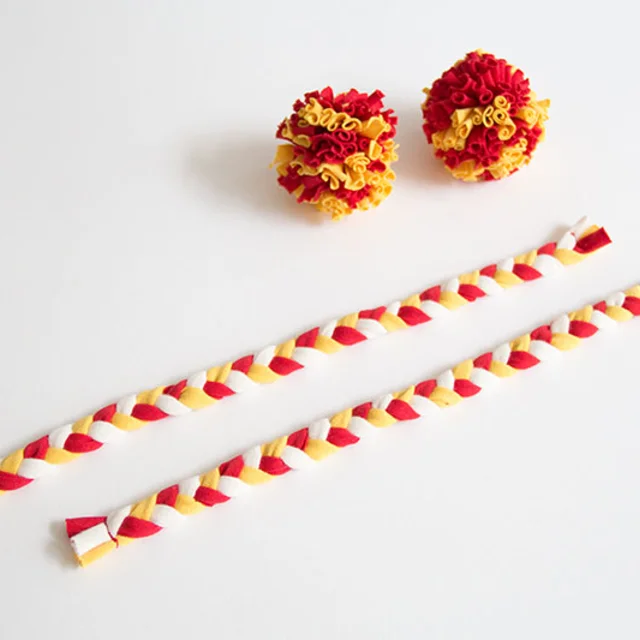 Kindermütze selber nähen Pompons DIY Kindermütze selber nähen Pompons DIY