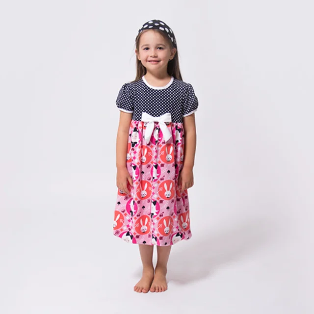 Schnittmuster Kinder-Jerseykleid mit Alice im Wunderland Motiv Schnittmuster Kinder-Jerseykleid mit Alice im Wunderland Motiv
