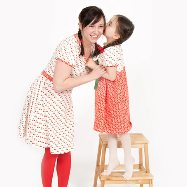 Mutter und Tochter im Jerseykleid-Parnerlook Mutter und Tochter im Jerseykleid-Parnerlook