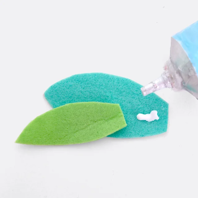 Filzblume Blätter mit Textilkleber verbinden Filzblume Blätter mit Textilkleber verbinden