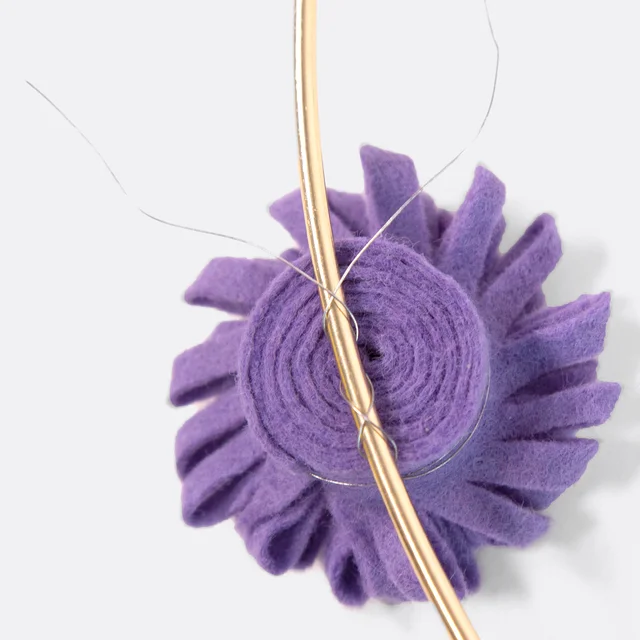 Filzblumen selber machen - Blumen mit Draht an Kranz binden Filzblumen selber machen - Blumen mit Draht an Kranz binden