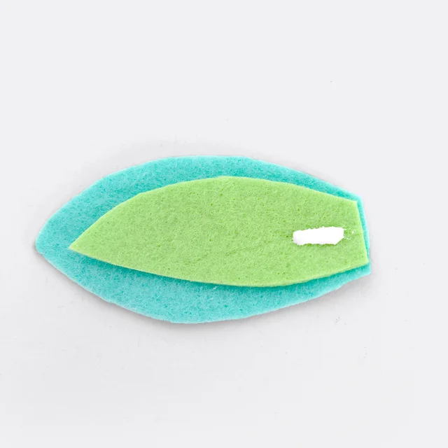 Filzblume Blätter mit Textilkleber verbinden Filzblume Blätter mit Textilkleber verbinden