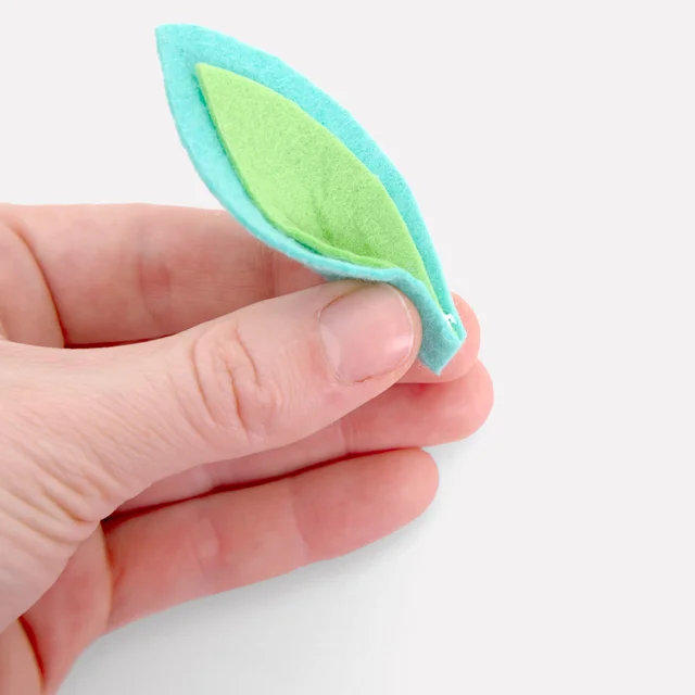 Filzblume Blätter mit Textilkleber verbinden Filzblume Blätter mit Textilkleber verbinden