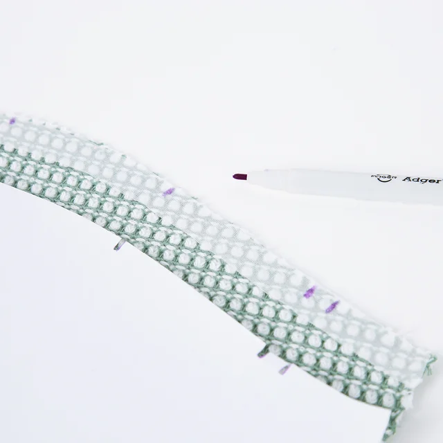 Strickstoff Schnittteil Knipse anzeichnen mit Trickmarker Strickstoff Schnittteil Knipse anzeichnen mit Trickmarker