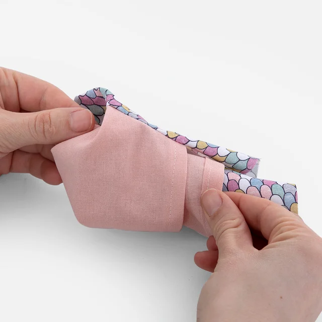 DIY-Behelfsmaske wenden DIY-Behelfsmaske wenden